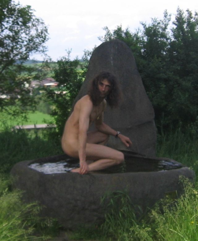 thong bikini am brunnen