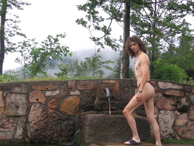 badestring am brunnen