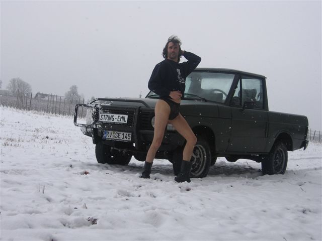 badestring im schnee