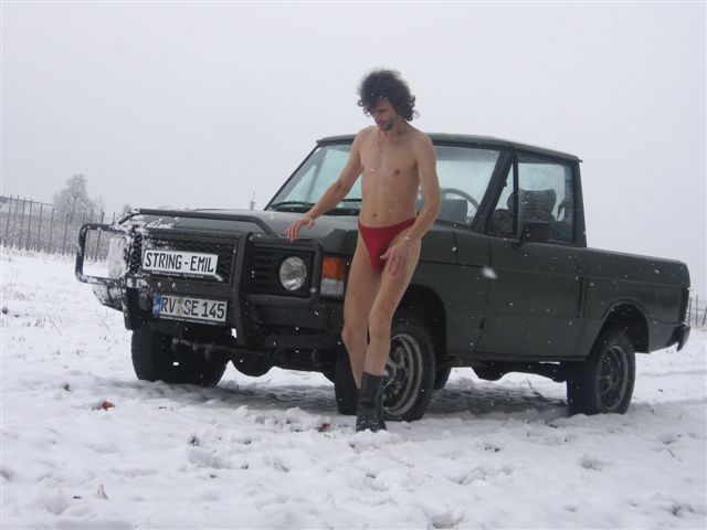 Superministringbikini im schnee
