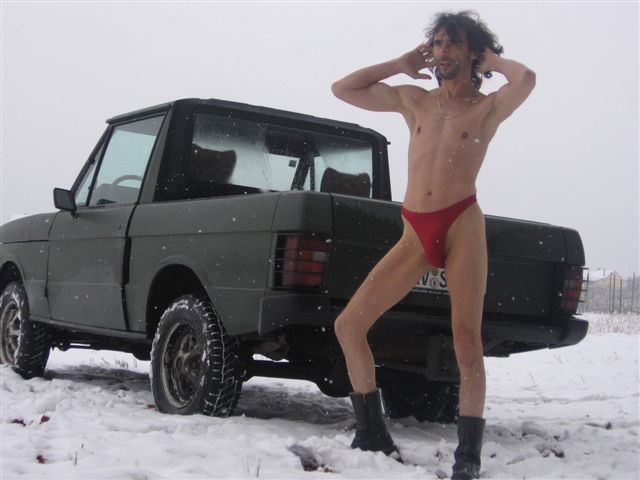 badestring im schnee