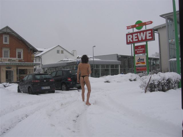 Superministringbikini im schnee