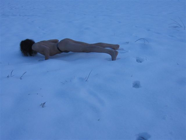 thong bikini im schnee