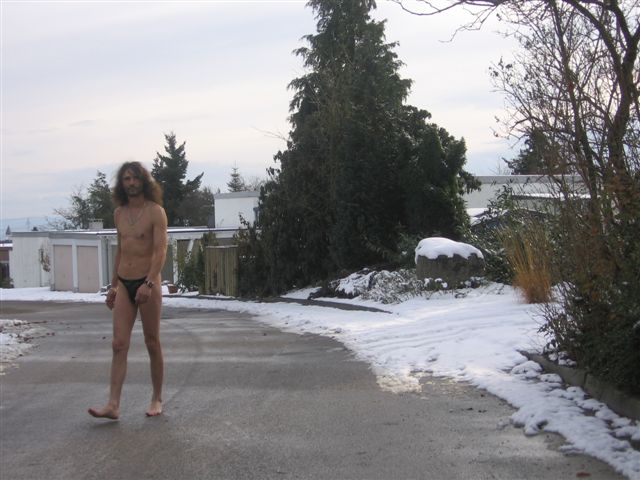 Superministringbikini im schnee