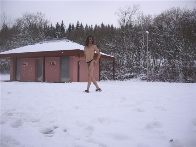 badestring im schnee