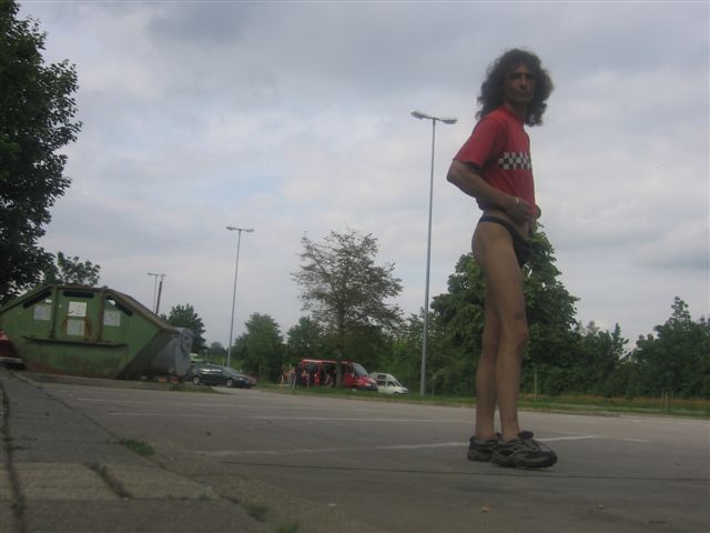Superministringbikini parking 1