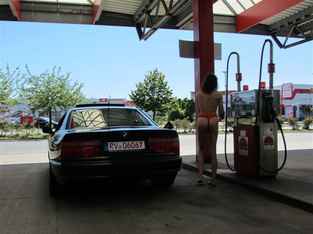 bikinimode tankstelle