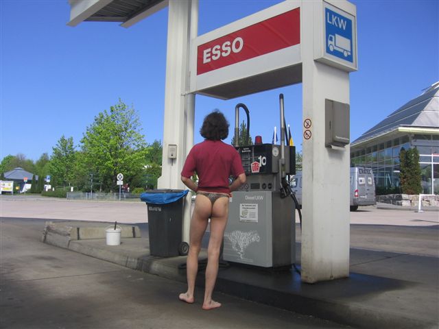 Superministringbikini tankstelle