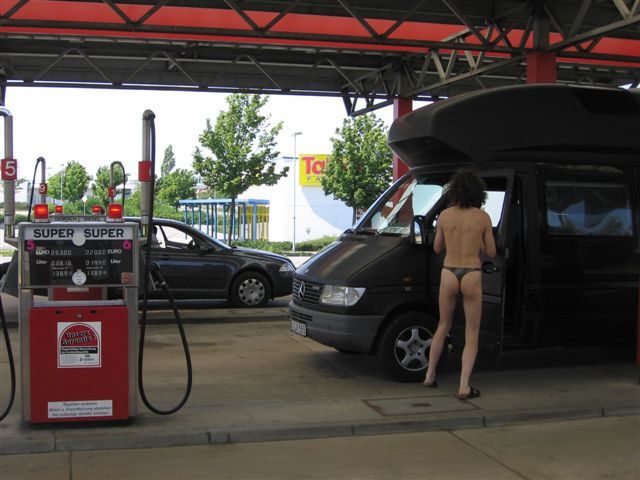 sportwagen tankstelle