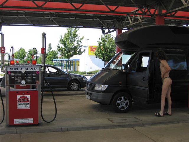 Men string Tanga tankstelle